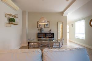 Posedenie v ubytovaní Urbe10 Angel Suites 2 Bedrooms Apartment 4A
