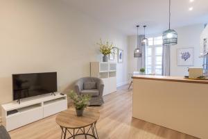 TV a/nebo společenská místnost v ubytování Urbe10 Angel Suites 1 Bedroom Apartment 3C