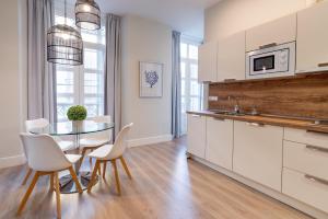 Kuchyň nebo kuchyňský kout v ubytování Urbe10 Angel Suites 1 Bedroom Apartment 3C