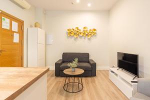 TV a/nebo společenská místnost v ubytování Urbe10 Angel Suites 1 Bedroom Apartment 3C