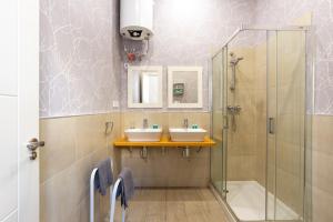 Koupelna v ubytování Urbe10 Angel Suites 1 Bedroom Apartment 3C + 17 fotografií