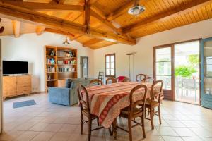 - un salon avec une table et des chaises dans l'établissement Maison tout confort en front de plage a Noirmoutier en l ile, à Noirmoutier-en-l'lle