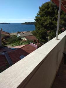 een balkon met uitzicht op de oceaan bij Luna Tsuki Two in Rovinj