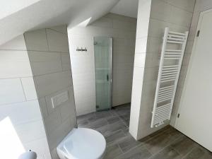 Koupelna v ubytování FeWo mit Balkon direkt am Wald und Wanderweg Ruhe pur 2 OG