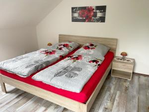 Postel nebo postele na pokoji v ubytování FeWo mit Balkon direkt am Wald und Wanderweg Ruhe pur 2 OG