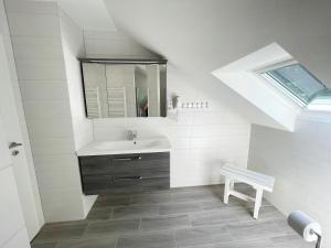 Koupelna v ubytování FeWo mit Balkon direkt am Wald und Wanderweg Ruhe pur 2 OG