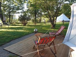 Camping Etang Du Camp外面的花园