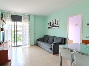 een woonkamer met een bank en een tafel bij Fantastic 3 bedroom apartment, 300m to the sea in Lloret de Mar
