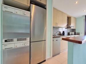 een keuken met roestvrijstalen apparatuur en witte kasten bij Fantastic 3 bedroom apartment, 300m to the sea in Lloret de Mar