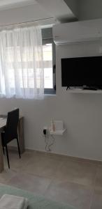 Televízia a/alebo spoločenská miestnosť v ubytovaní AVR Airport Deluxe Suites 6 AIRPORT FREE SHUTLE