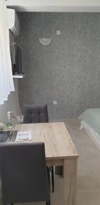 Televízia a/alebo spoločenská miestnosť v ubytovaní AVR Airport Deluxe Suites 6 AIRPORT FREE SHUTLE