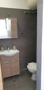 Kúpeľňa v ubytovaní AVR Airport Deluxe Suites 6 AIRPORT FREE SHUTLE