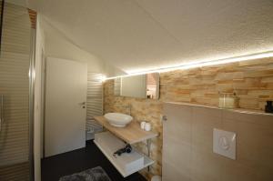 un baño con lavabo y espejo en Sweet Dreams Appartements, en Going 42 fotos más