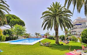 ośrodek z basenem i palmami w obiekcie Neenies Nerja - Carabeo Luxury Apartment w mieście Nerja