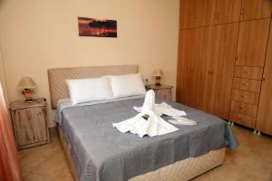 Llit o llits en una habitació de Zante Xigia Bay villas