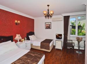Una habitación de hotel con dos camas y una ventana. en The Sunrise Hotel, en Estambul 57 fotos más