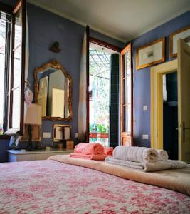 1 dormitorio con 1 cama grande y espejo en Exclusive Ca Quadri Apartments, en Venecia