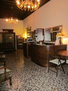 um átrio com uma recepção e uma mesa em Palazzo Eugenia - Minelli em Veneza