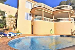 Bazén v ubytování Villa Camp de Mar, Sea View nebo v jeho okolí