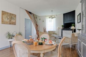 una sala da pranzo con tavolo e sedie in legno di Manoir de la Mazeraie, idéal pour le télétravail a Joué-lés-Tours