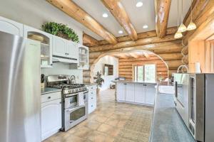 una cucina con elettrodomestici bianchi e soffitto in legno di Spacious Mountain Retreat with Deck Hike and Explore! a Glenwood Springs