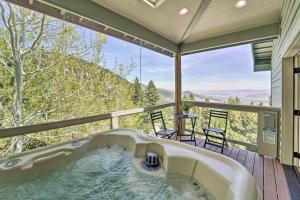 uma banheira num deque com vista para as montanhas em Luxe Reno Chalet with Mountain View 3 Mi to Skiing! em Reno