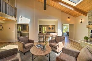 Et sittehjørne på Hot Tub, Pool Table Luxe Reno Chalet with Mtn View!