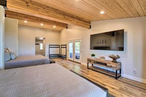 En eller flere senger på et rom på Hot Tub, Pool Table Luxe Reno Chalet with Mtn View!