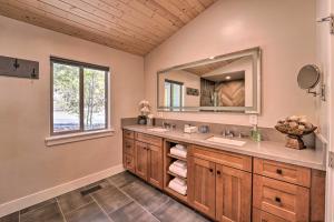 Et bad på Hot Tub, Pool Table Luxe Reno Chalet with Mtn View!