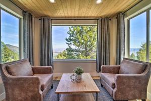 Et sittehjørne på Hot Tub, Pool Table Luxe Reno Chalet with Mtn View!