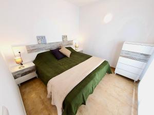 1 dormitorio con 1 cama grande y cabecero de madera en Cal Tut, en Borredá