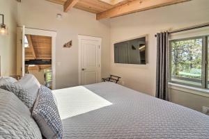 En eller flere senger på et rom på Hot Tub, Pool Table Luxe Reno Chalet with Mtn View!