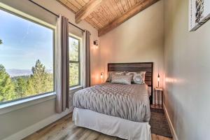 En eller flere senger på et rom på Hot Tub, Pool Table Luxe Reno Chalet with Mtn View! + 34 bilder