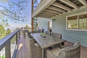 En balkong eller terrasse på Hot Tub, Pool Table Luxe Reno Chalet with Mtn View!