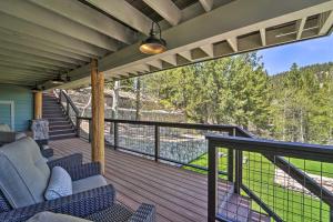 En balkong eller terrasse på Hot Tub, Pool Table Luxe Reno Chalet with Mtn View!