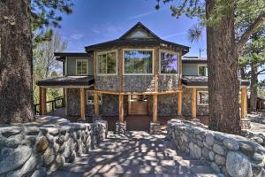 Luxe Reno Chalet with Mountain View 3 Mi to Skiing! v zime