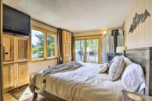 Ein Bett oder Betten in einem Zimmer der Unterkunft Keystone Mountain Getaway Walk to Ski Lifts