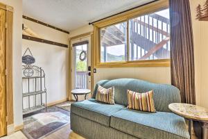 Ein Sitzbereich in der Unterkunft Keystone Mountain Getaway Walk to Ski Lifts