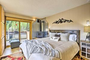 ein Schlafzimmer mit großem Bett und Balkon in der Unterkunft Keystone Mountain Getaway Walk to Ski Lifts in Keystone + 23 Fotos