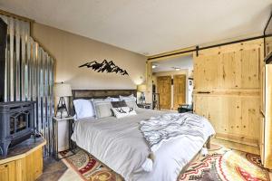 Ein Bett oder Betten in einem Zimmer der Unterkunft Keystone Mountain Getaway Walk to Ski Lifts