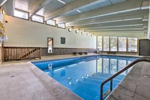 ein großes Schwimmbad in einem Gebäude in der Unterkunft Keystone Mountain Getaway Walk to Ski Lifts in Keystone