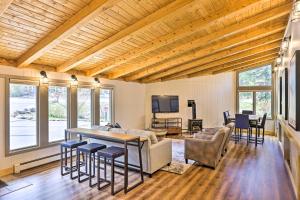 ein Wohnzimmer mit einer Couch und einem Tisch in der Unterkunft Keystone Mountain Getaway Walk to Ski Lifts in Keystone