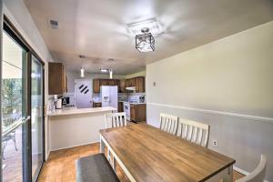 Bluefield Retreat with Pool Table Near Parks!的厨房或小厨房