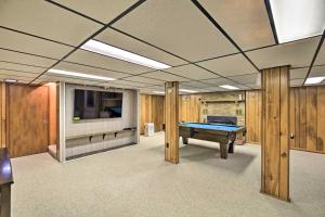 Bluefield Retreat with Pool Table Near Parks!内的一张台球桌