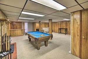 Bluefield Retreat with Pool Table Near Parks!内的一张台球桌