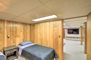Bluefield Retreat with Pool Table Near Parks!的电视和/或娱乐中心