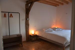 una camera da letto con un letto con due lampade sopra di Maison de Ferme a Pimbo