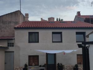a building with a white umbrella in front of it at 3 Lienzos in Peñafiel