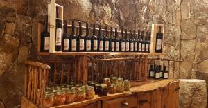um monte de garrafas de vinho numa prateleira de madeira em Hotel Pozzo Sacro em Olbia