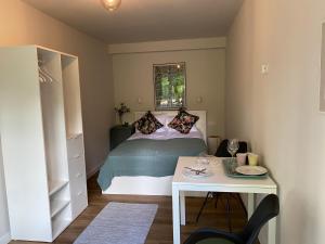 Dormitorio pequeño con cama y mesa en U Kaczorka en Ruciane-Nida